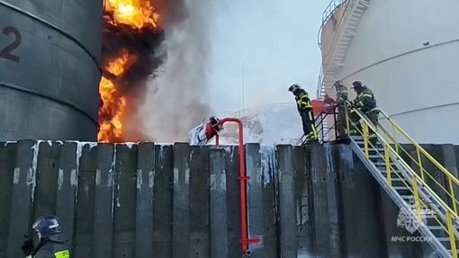 Rozsáhlý požár skladiště s palivem v ropném terminálu u města Azov v ruské Rostovské oblasti, snímek z 18. června 2024