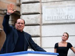S politikou se Berlusconi ještě loučit nechce.