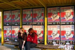 Praze vadí plakáty vylepené načerno, připravuje zákon