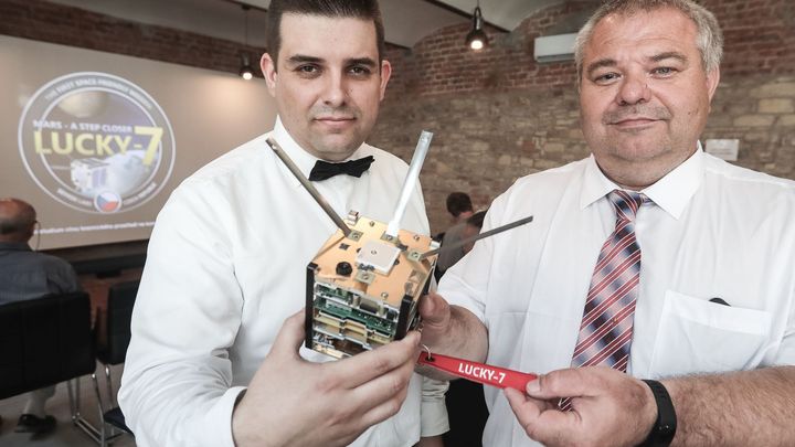 Obrazem: Češi vysílají do kosmu sondu. Nestála ani půl milionu a vejde se do batohu