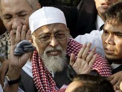 Propuštění z vězení se v uplynulých měsících dočkal i radikální muslimský duchovní  Abu Bakar Bašir.
