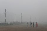Indie se dlouhodobě potýká se znečištěným ovzduším. Loni OSN uvedla, že 14 z 15 nejvíce znečištěných měst na světě se nacházelo právě v tomto jihoasijském státě. Na prvním místě je metropole Dillí, která v těchto dnech bojuje s intenzivním smogem.
