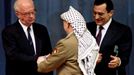 Husní Mubarak, izraelský premiér Jicchak Rabin a předseda Organizace pro osvobození Palestiny Jásir Arafat 4. května 1994 v Egyptě.