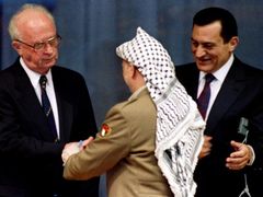 Jicchak Rabin a Jásir Arafat.