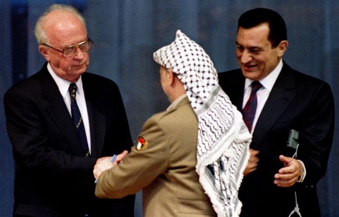 Husní Mubarak, izraelský premiér Jicchak Rabin a předseda Organizace pro osvobození Palestiny Jásir Arafat 4. května 1994 v Egyptě.