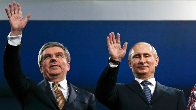 Míru zdar! Šéf Mezinárodního olympijského výboru Thomas Bach (vlevo) a vládce Kremlu Vladimir Putin během závěrečného ceremoniálu Zimních olympijských her v Soči v roce 2014.