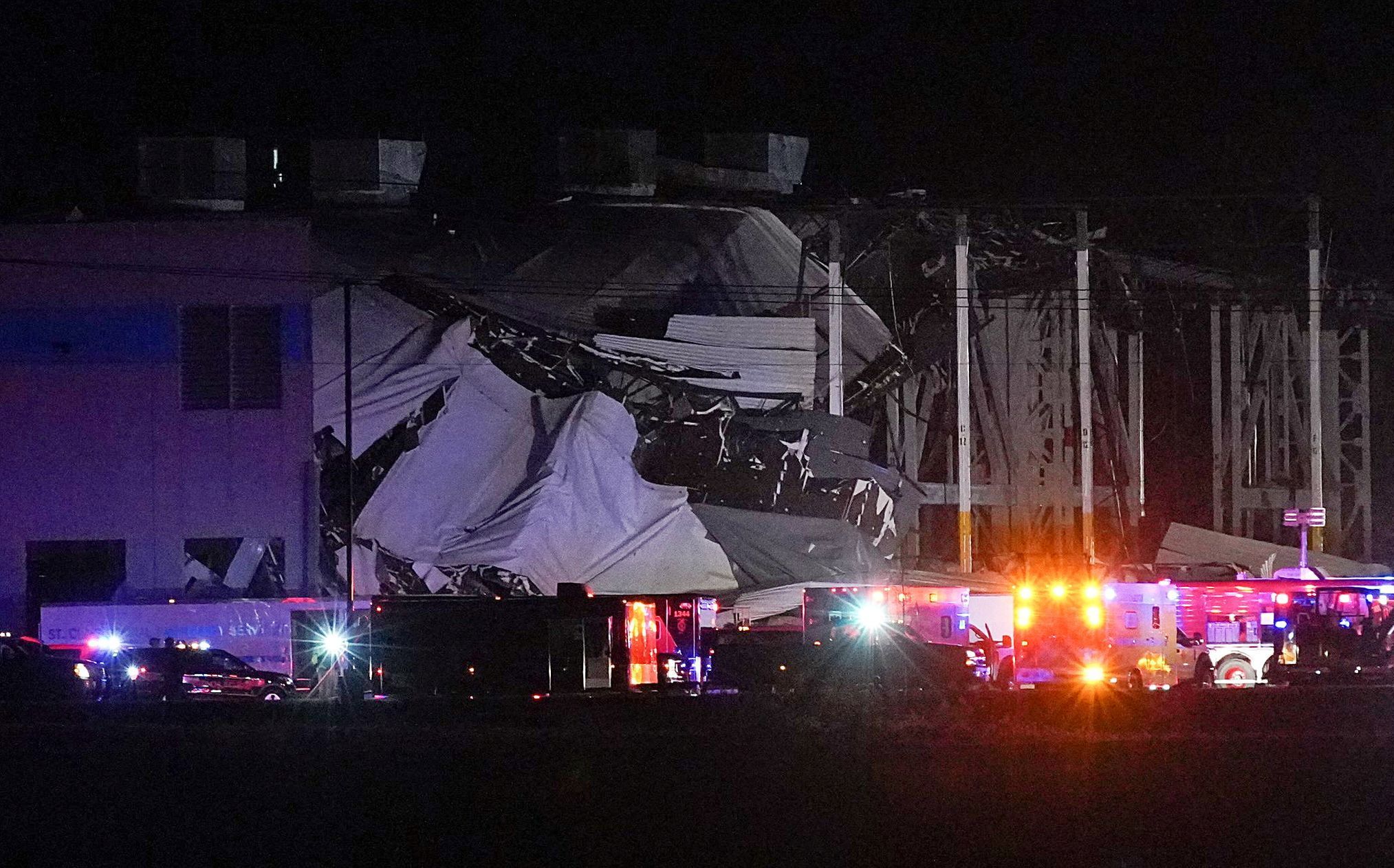 Záchranáři na jihu Illinois zasahovali kvůli pádu střechy ve skladu firmy Amazon.