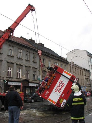 Nehoda hasičské cisterny v Brně