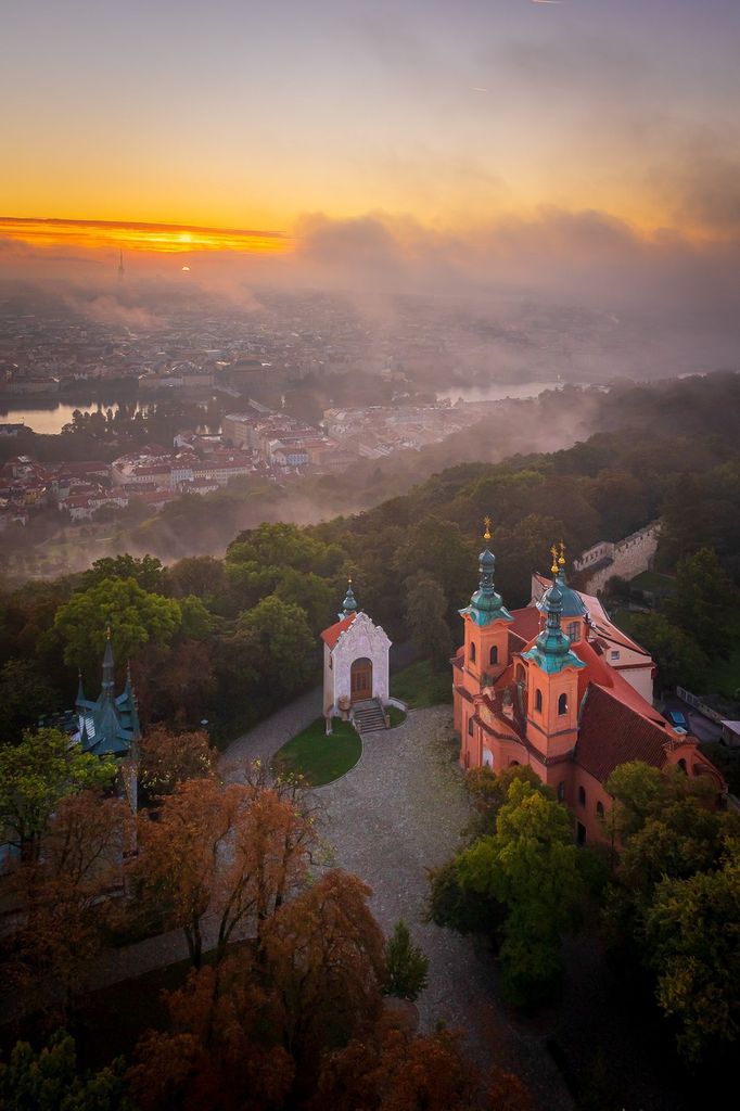 Krása podzimní Prahy na fotografiích Radoslava Vnenčáka