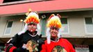 Fanoušci Chicaga pózují před dějištěm NHL Winter Classic v chicagském Wrigley Field.