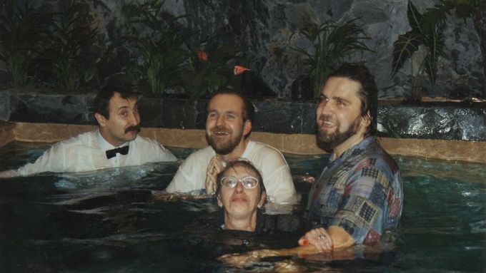Památná fotka z roku 1998 z bazénu příbramského podnikatele, Josef Vacek (vpravo) byl tehdy starostou města