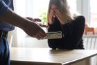 Příběh týrané ženy: manžel ji znásilnil před zraky synů, musela utéct bez dětí