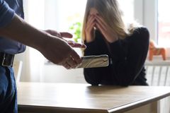 Příběh týrané ženy: manžel ji znásilnil před zraky synů, musela utéct bez dětí