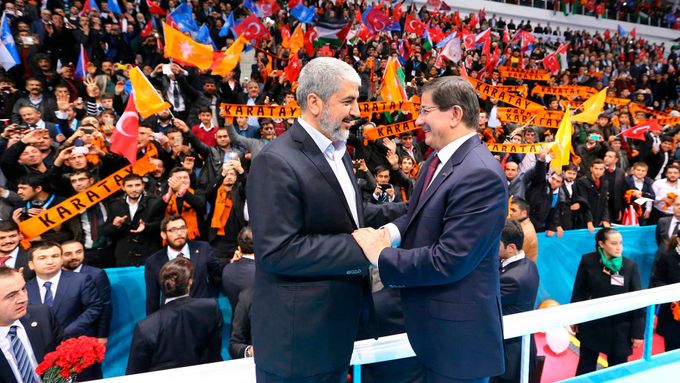 Chálid Mišal a turecký premiér Ahmet Davutoglu (vpravo).