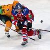 Hokejista Lva Praha Jakub Voráček objíždí Konstantina Kolcova v utkání KHL 2012/13 proti Atlantu Mytišči.,