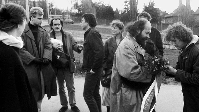 České děti u pomníčku štb. kpt. Václava Morávka na Prašném mostě, 21. března 1989 (Jana Miklušáková uprostřed, vlevo od ní Antonín Hradilek, vpravo Luděk Marks a Petr Placák).