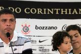 Na tiskové konferenci byli přítomni i jeho synové Ronaldo a Alex.