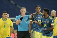 Fotbalisté Brazílie i díky "přihrávce" od rozhodčího porazili Kolumbii