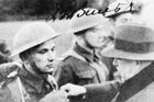 Prezident Edvard Beneš připíná Josefu Gabčíkovi (vlevo) a Janu Kubišovi druhý Čs. válečný kříž 1939. Snímek dvou nerozlučných přátel, kteří později jako paraskupina Anthropoid zlikvidovali Reinharda Heydricha, byl pořízený v britském Moreton Paddox 9. prosince 1940.