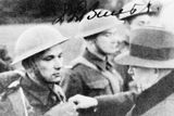 Prezident Edvard Beneš připíná Josefu Gabčíkovi (vlevo) a Janu Kubišovi druhý Čs. válečný kříž 1939. Snímek dvou nerozlučných přátel, kteří později jako paraskupina Anthropoid zlikvidovali Reinharda Heydricha, byl pořízený v britském Moreton Paddox 9. prosince 1940.
