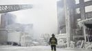 Chicago Fire Department Lieutenant Charley De Jesus walks around an ice-covered warehouse that caught fire Tuesday night in Chicago January 23, 2013. Fire department officials said it is the biggest fire the department has had to battle in years and one-third of all Chicago firefighters were on the scene at one point or another trying to put out the flames. An Arctic blast continues to gripped the U.S. Midwest and Northeast Wednesday, with at least three deaths linked to the frigid weather, and fierce winds made some locations feel as cold as 50 degrees below zero Fahrenheit. (minus 46 degrees Celsius) REUTERS/John Gress (UNITED STATES - Tags: DISASTER ENVIRONMENT) Published: Led. 23, 2013, 6:01 odp.