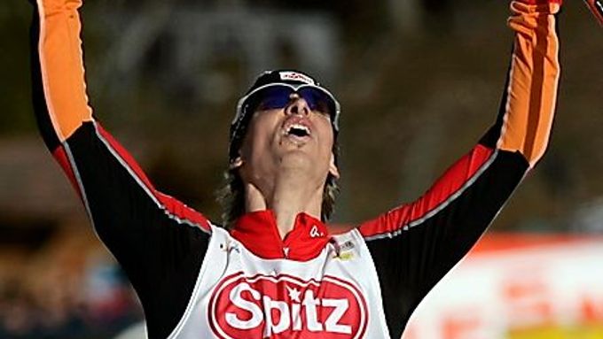 Felix Gottwald se v Seefeldu raduje z dvacátého vítězství ve Světovém poháru sdruženářů.