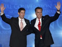 Mitt Romney a Paul Ryan mávají delegátům Republikánského sjezdu na jeho závěr po skončení Romneyho nominačního projevu