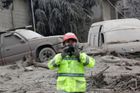 Foto: Všechno pokryl popel, hasiči nacházejí ohořelá těla. Výbuch sopky v Guatemale má 69 obětí