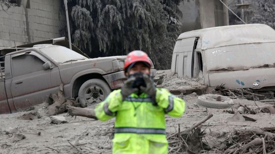 Zásah záchranářů po erupci vulkánu Fuego v Guatemale.