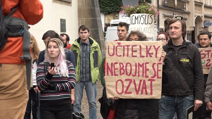 Učitelé vyjádřili nespokojenost s platy před Betlémskou kaplí v Praze. Diskuse o stavu českého školství poté pokračovala v samotné kapli.