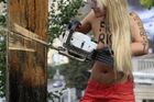 Kácení křížů se šíří, nahým Ukrajinkám sekundují Rusové