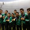 Mexičtí fotbalisté pózují se zlatými medailemi na Aztéckém stadionu po návratu z OH 2012
