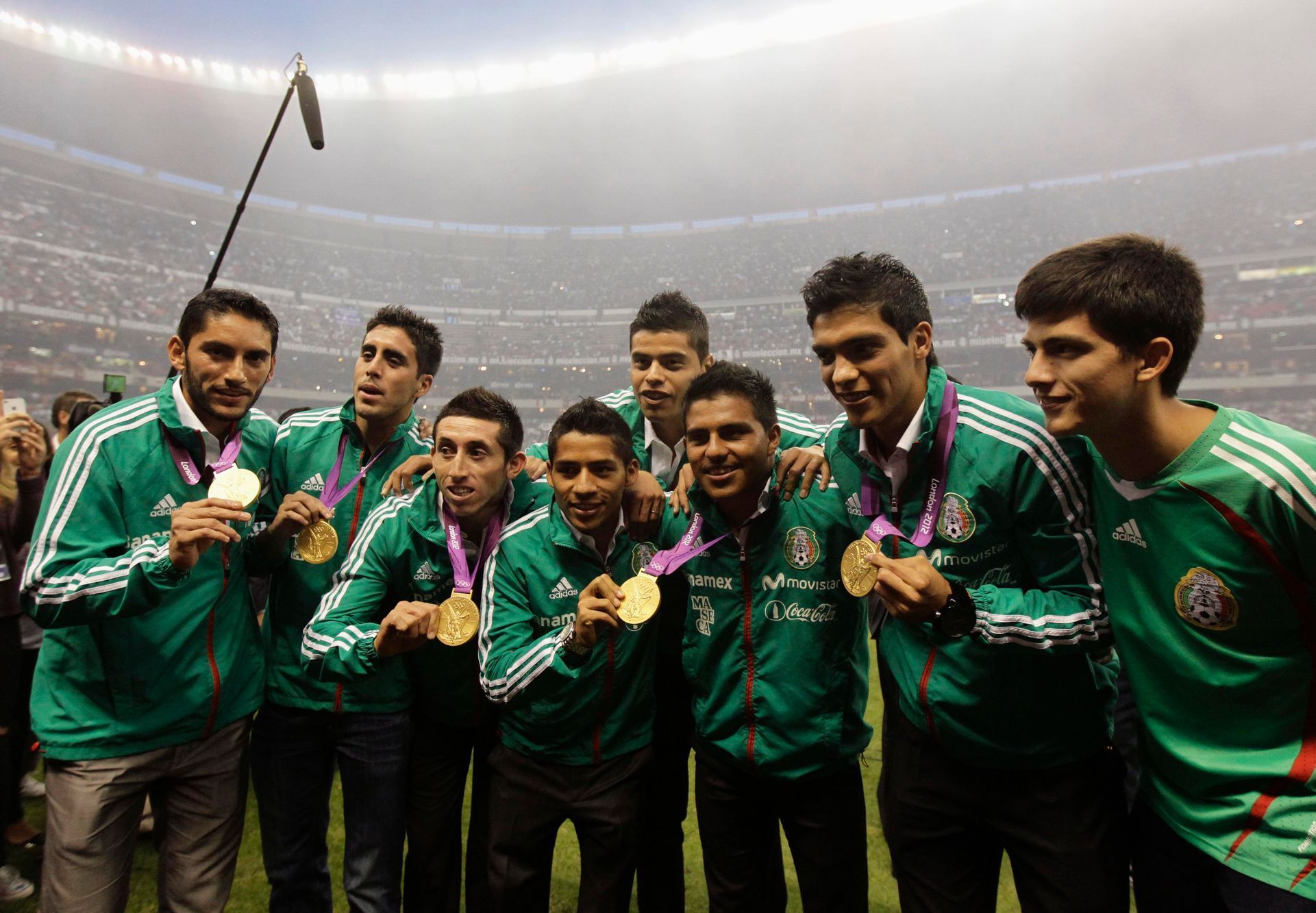 Mexičtí fotbalisté pózují před přípravnám zápasem s USA se zlatými medailemi z Her v Londýně