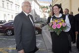 Předal květinu paní Miroslavě Němcové