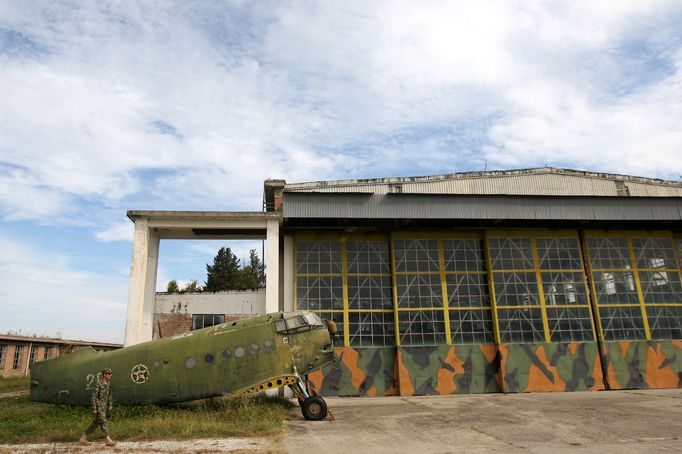 Albánská základna Kucovo, která je plná vraků letadel a zbraní ještě z éry SSSR, se má v budoucnosti stát stanovištěm NATO.