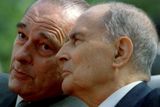 Jacques Chirac (vlevo) byl pravicový politik a v prezidentském úřadě v roce 1995 vystřídal po čtrnácti letech socialistu Francoise Mitterranda. Na snímku oba muži sledují vojenskou přehlídku u příležitosti padesátého výročí konce druhé světové války v roce 1995.