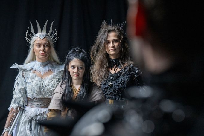 Z filmové pohádky Zrození alchymistky. Uprostřed představitelka hlavní role, dívky Ariany, Magdalena Müller.