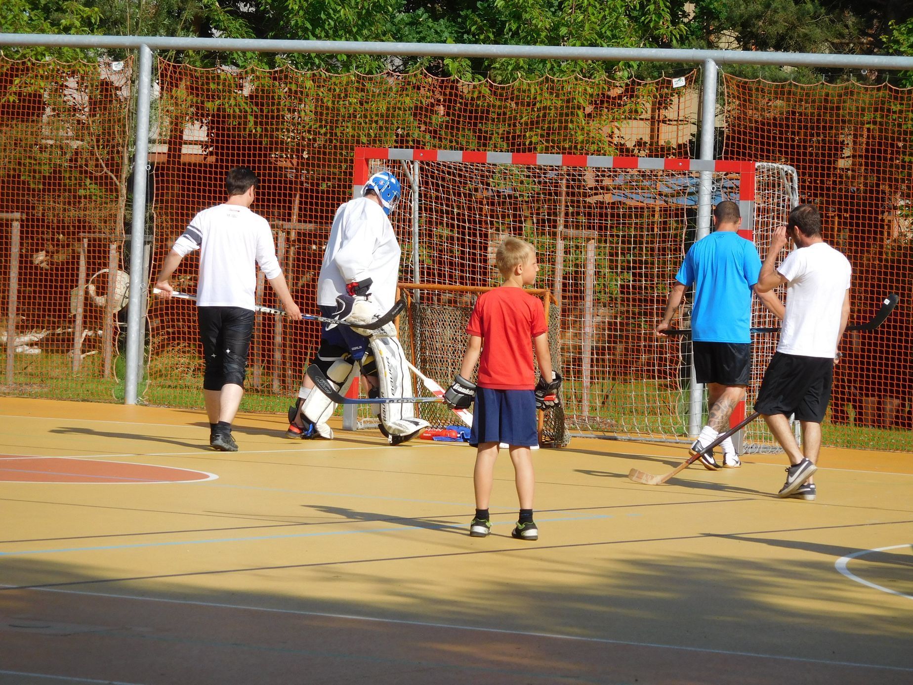 Hokejbalová exhibice na podporu zneužívaných míchaček