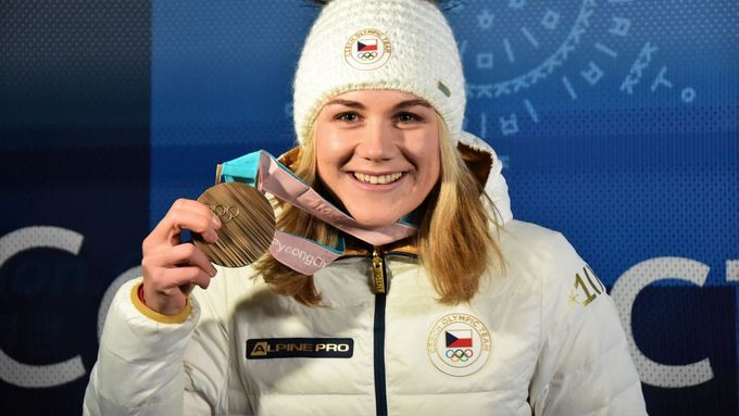 Karolína Erbanová s bronzovou medailí ze závodu na 500 m na ZOH 2018