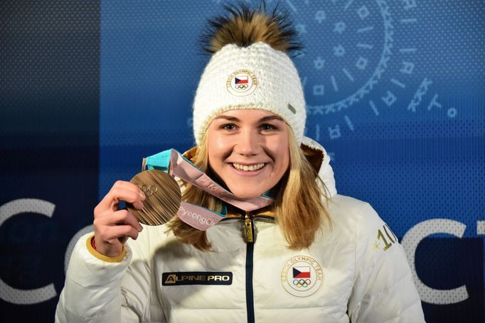 Karolína Erbanová s bronzovou medailí ze závodu na 500 m na ZOH 2018