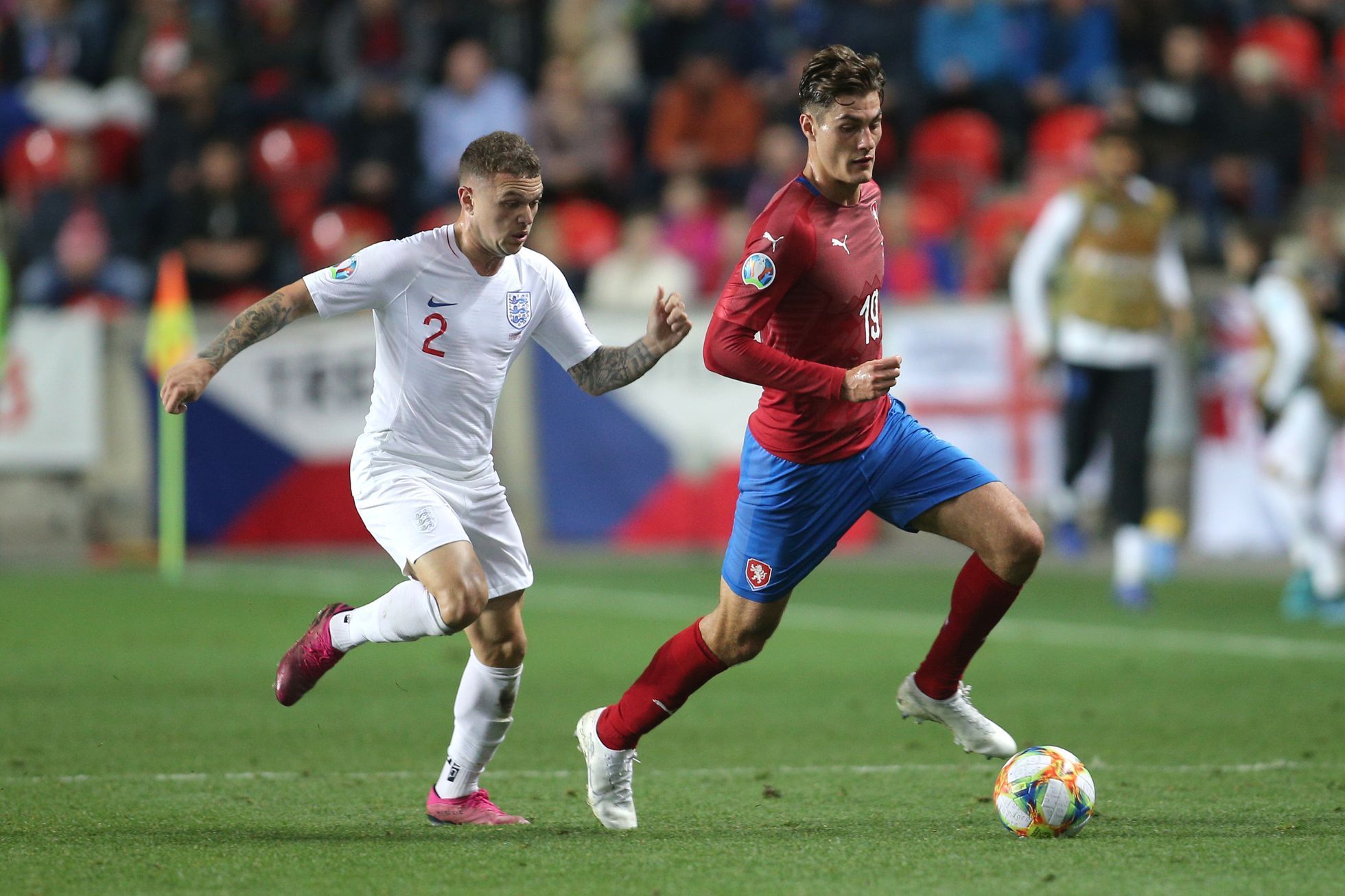Patrik Schick a Kieran Trippier v utkání kvalifikace ME 2020 Česko - Anglie