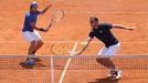 Tenis, Prague Open 2013, čtyřhra: Vahid Mirzadeh (modrý) a Denis Zivkovic