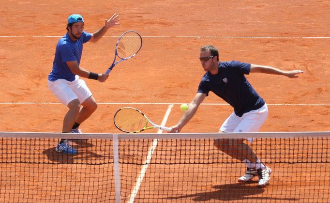 Tenis, Prague Open 2013, čtyřhra: Vahid Mirzadeh (modrý) a Denis Zivkovic