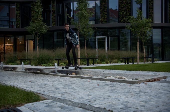 Na první pohled obyčejný teenager na elektrickém longboardu. Technické řešení tohohle prkna ale Petr Štěpánek vymyslel sám a teď s ním hodlá prorazit v USA i v Číně.