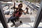 "Když mě lidé vidí za oknem, neskrývají překvapení," říká 22letá Izraelka Noa Toledová, která se živí mytím oken na výškových budovách v Tel Avivu.