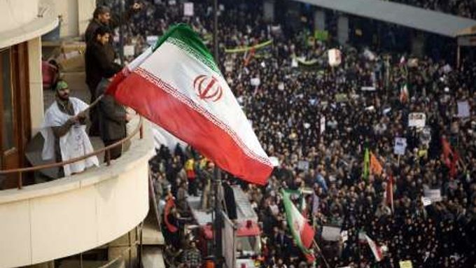 Desítky tisíc Íránců pochodují na vládou organizované demonstraci v Teheránu.