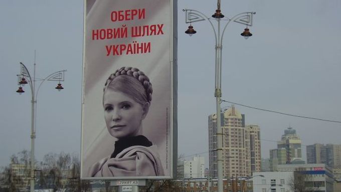 ,,Hlasuj pro novou cestu Ukrajiny," vyzývá z billboardu Julija Tymošenková