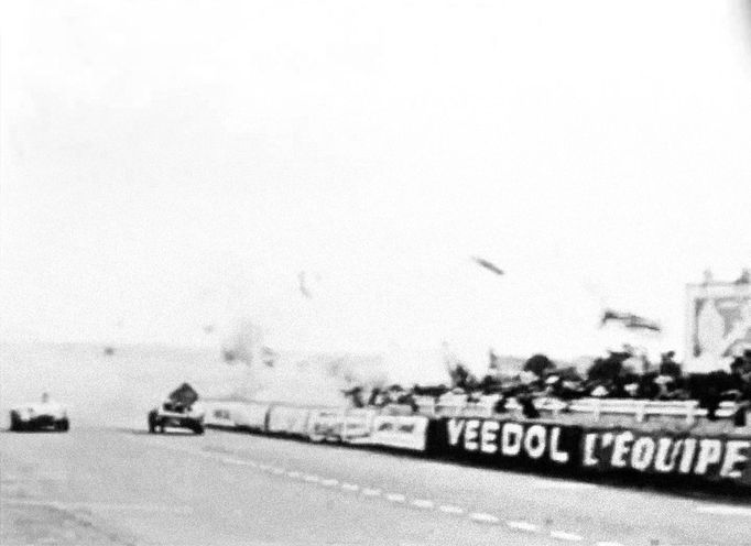 Tragédie na automobilové závodě Le Mans si v roce 1955 vyžádala 83 lidských životů.