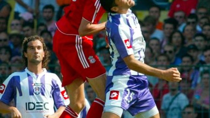 Nicolas Dieuze z Toulouse a Peter Crouch z Liverpoolu svádějí souboj v třetím předkole Ligy mistrů.