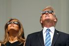 Americký prezident Donald Trump sleduje zatmění Slunce.